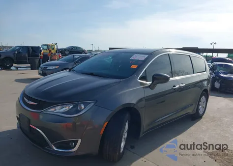 2019 Chrysler Pacifica Touring Plus z USA, uszkodzony, nr VIN 2C4RC1FG9KR576977